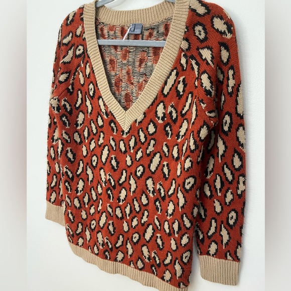 Sparkle & Fade Leopard V-Neck Sweater - Picture 2 of 6